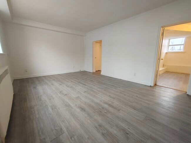 Photo du bâtiment - $1331 One-Bedroom Apartment In Downtown Kitchener