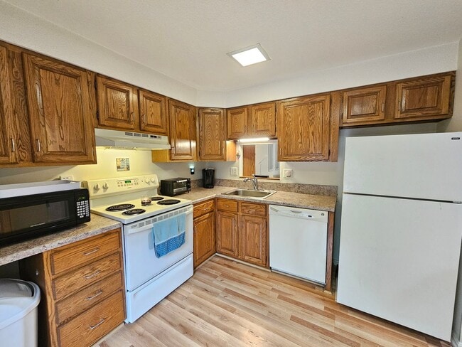 Building Photo - 1 Bedroom, 1.5 Bath Quarry Townhouse