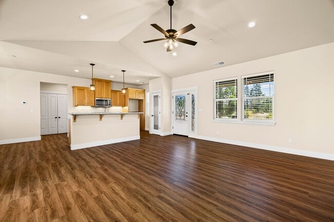 Building Photo - Charming 2-Bedroom Home with Den in Paradi...