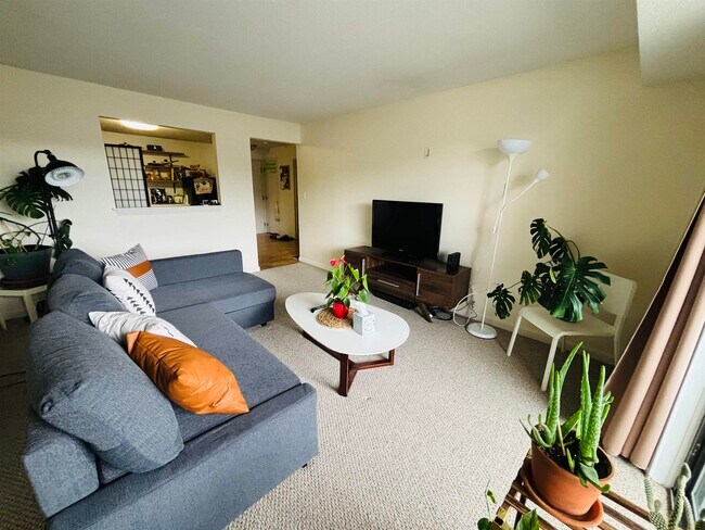 Building Photo - 2 Roedean Dr