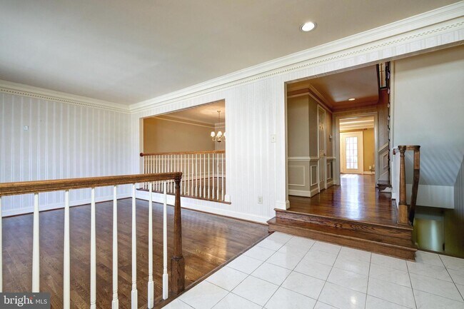Building Photo - 5936 Maplewood Park Pl