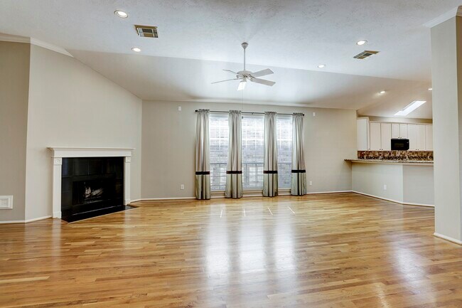 Foto del edificio - 9907 Kemp Forest Dr
