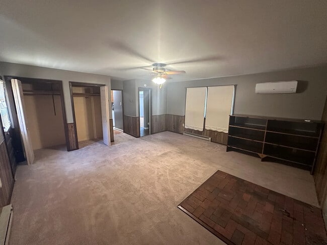 Building Photo - 909 Country Club Rd