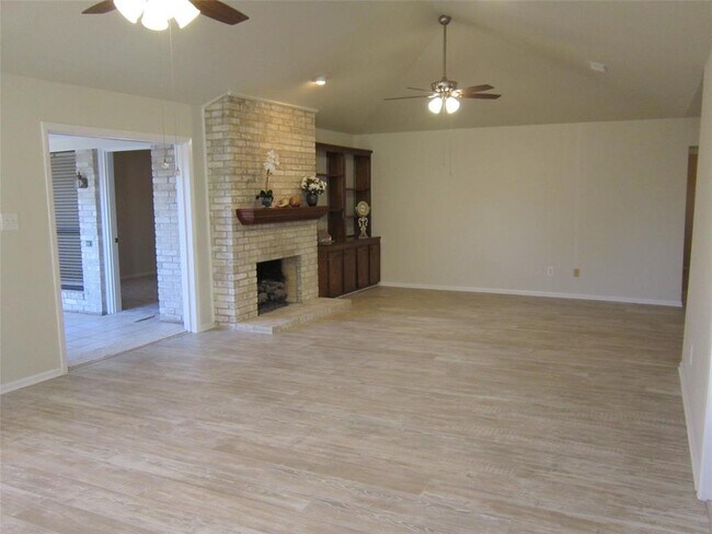 Building Photo - 210 Mayfair Cir