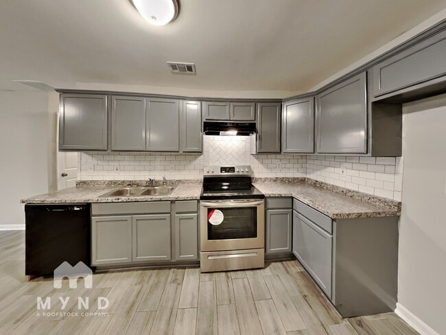 Building Photo - 467 Camelot Pkwy