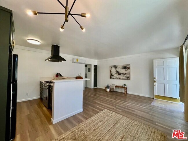 Foto del edificio - 5819 Carlton Way