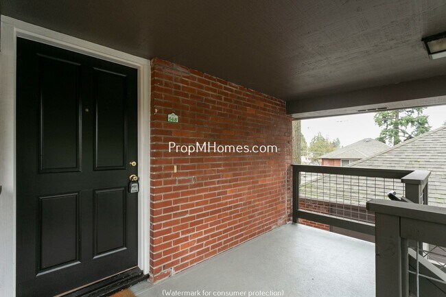 Building Photo - 1-Bedroom Condo in Lake Oswego’s Coveted V...