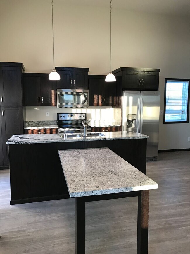 Foto del edificio - Stone Mill 3 Bedroom/ 3 Bathroom Tri-Level...