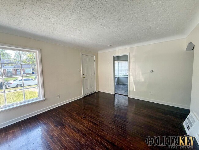 Foto del edificio - Eastside Remodeled 3 bedroom home near 8 M...