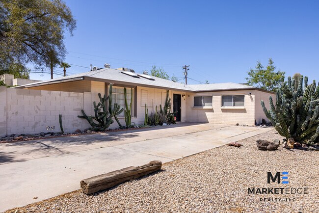 Foto del edificio - 3Bed/2Bath House at 19th/Camelback! $899 M...