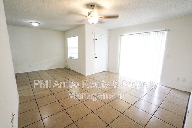 Building Photo - 3253 Bloomingdale Villas Ct