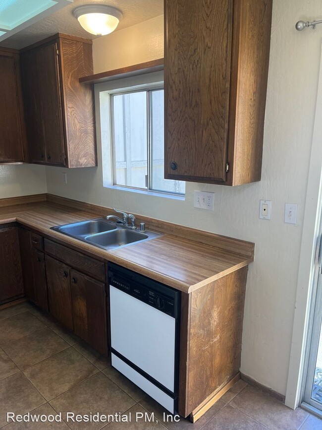 Building Photo - 2 br, 1 bath House - 2418 Lakeview Drive
