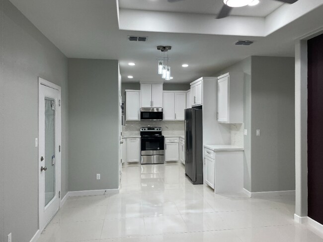 Building Photo - 2511 N Vineyard Ave