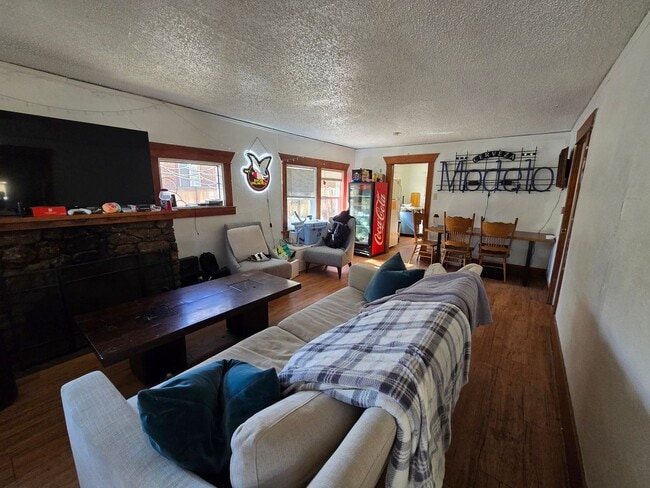 Photo - 4 bed, 2 bath House On The Hill!