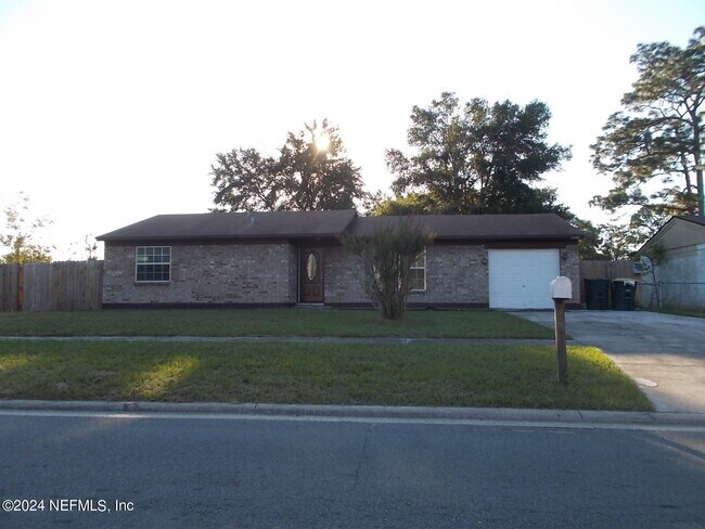 Building Photo - 2666 Kenwood Dr E