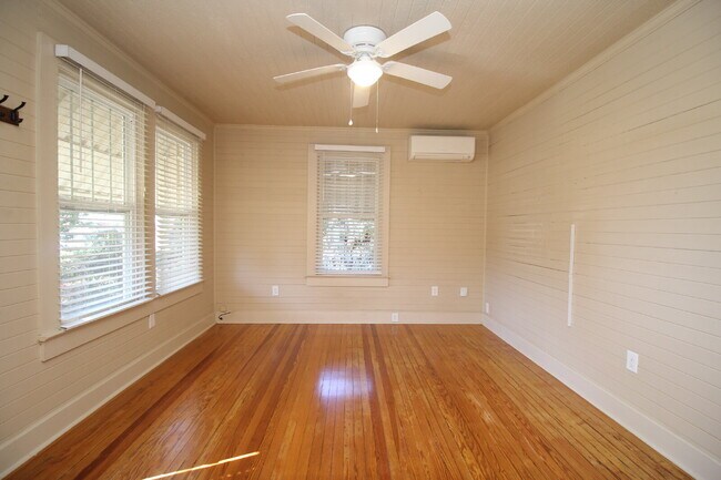 Foto del edificio - East Pensacola Heights 2BR Cottage Near Downtown with Heart-Pine Floors, Updated Kitchen & Rear A...