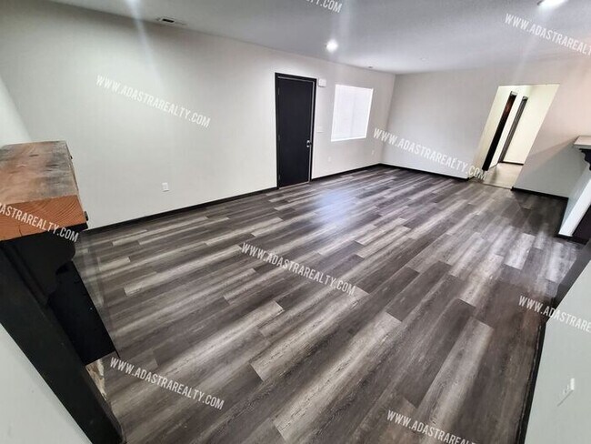 Foto del edificio - Beautiful and Modern in Lawrence-Available in AUGUST!!