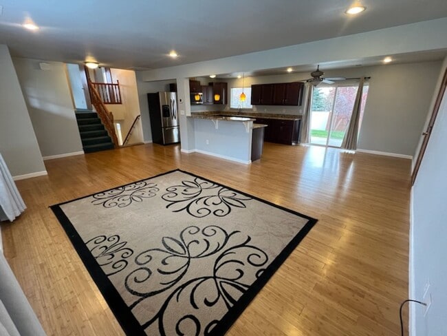 Building Photo - SPACIOUS 4 bed/2 bath home in desired location with double garage, fenced back yard!