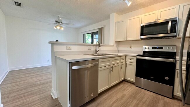 Foto del edificio - 1746 Harborside Cir