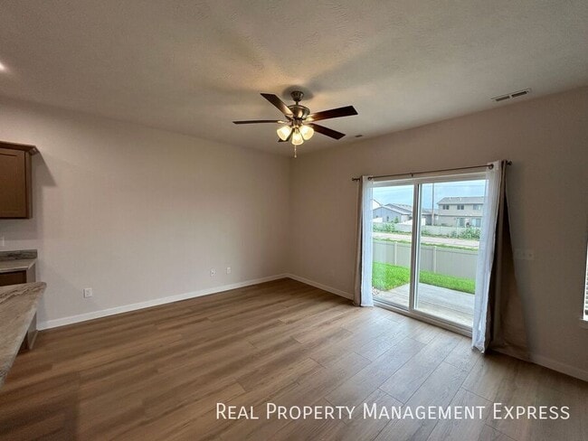 Building Photo - 2 Bedroom 1.5 Bathroom Home for Rent