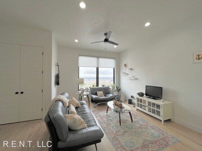 Building Photo - 3 br, 3.5 bath House - 14403 South Champ Cove