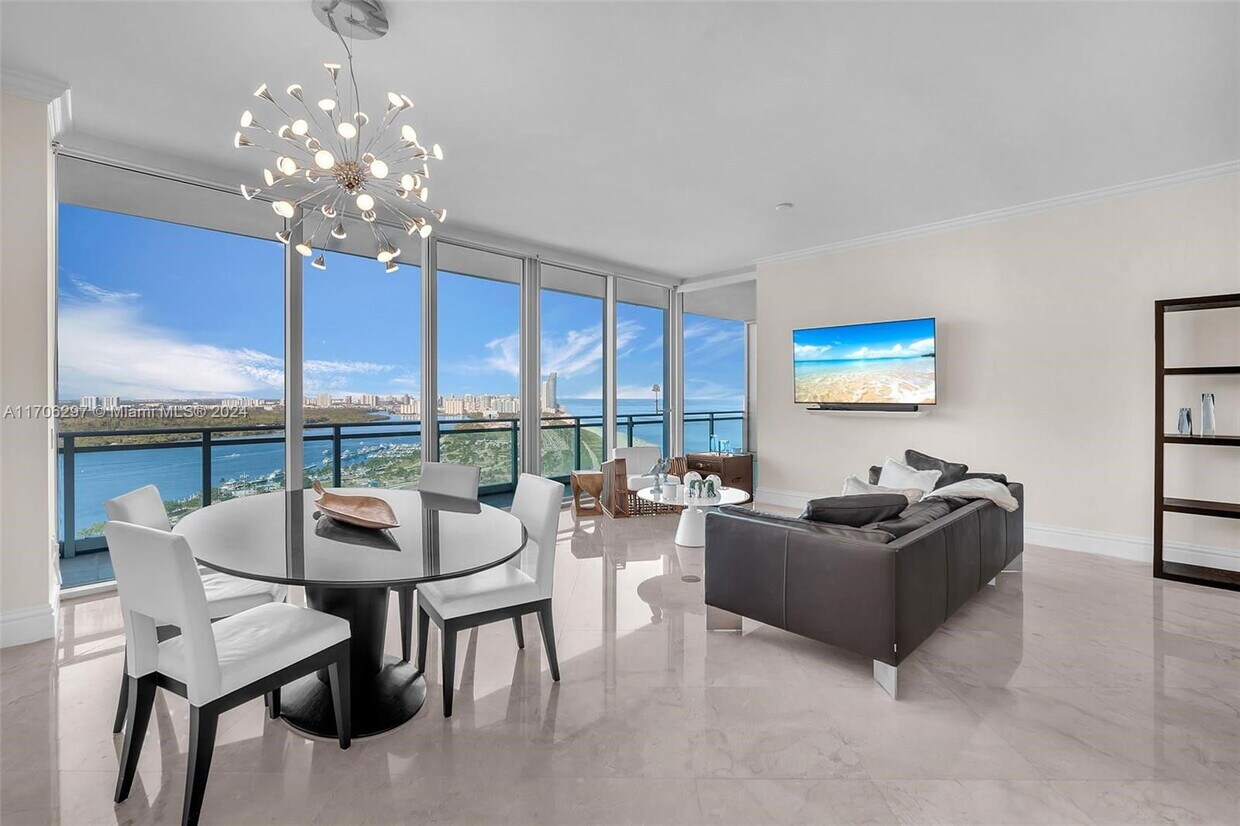 Primary Photo - 10295 Collins Ave