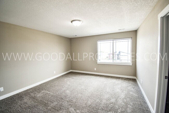Building Photo - Rent Reduced!!! Beautiful 4 Bdrm, 2.5 Bath...