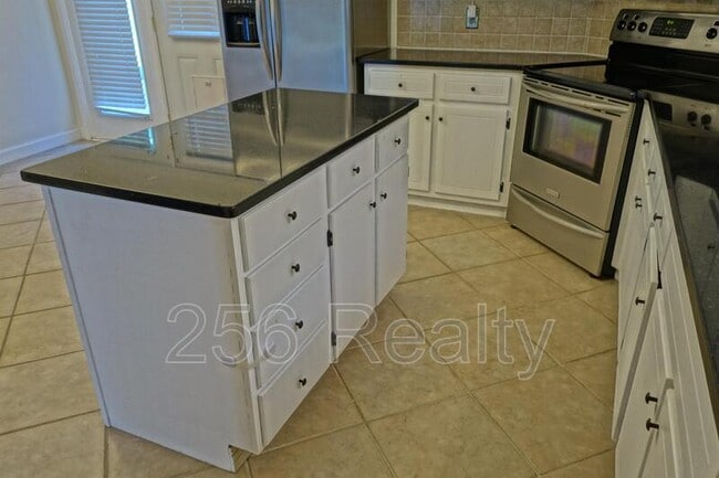 Building Photo - 212 Shadowbrook Ln NE