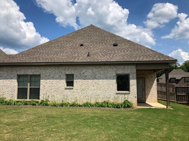 Foto del edificio - Beautiful Brick Home in Mimms Trail