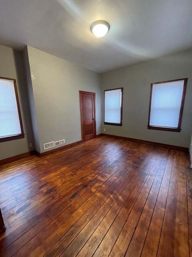 Building Photo - 725 7th Ave