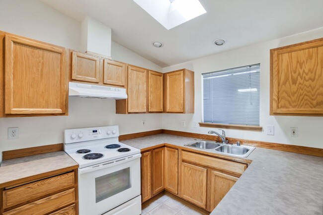 Building Photo - Spacious Granite Falls Home