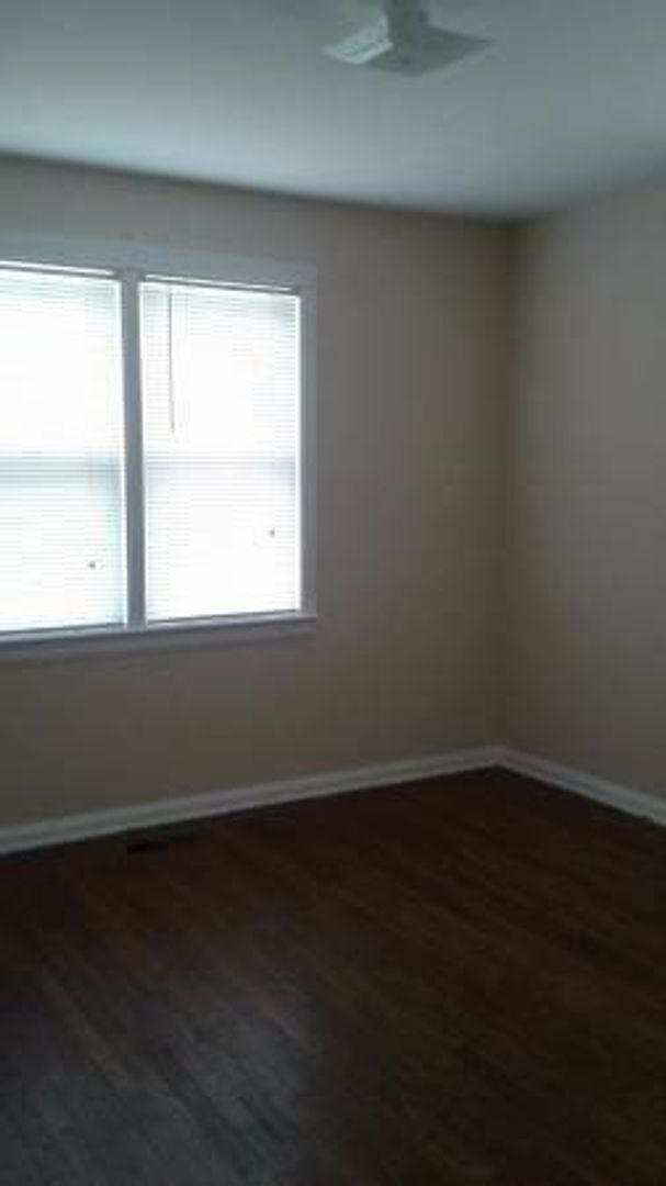 Foto del edificio - 3 bedroom 2 bath rental home - RIGHT besid...