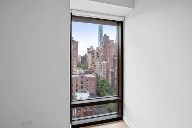 Building Photo - 200 E 21st St