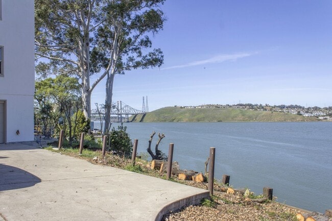 Building Photo - 352 Winslow St