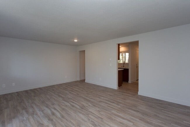 Building Photo - Luxury Remodeled 2 Bed/1 Bath