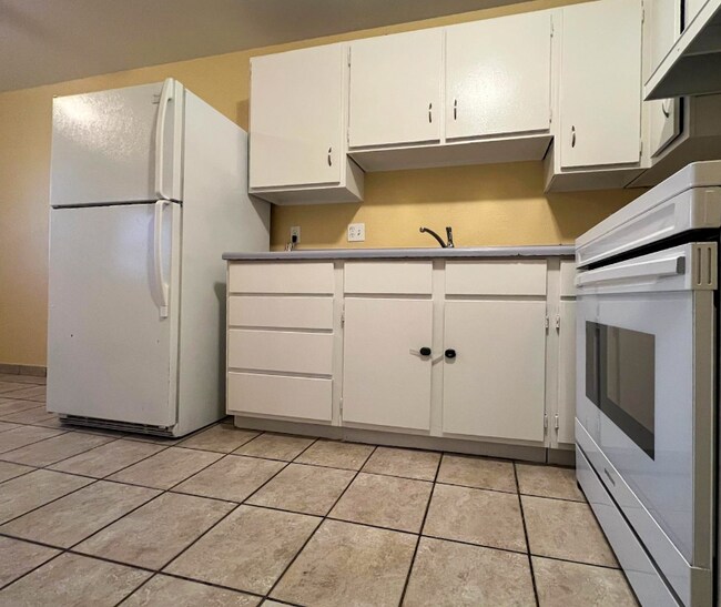 Foto del edificio - 768 N Redwood Rd