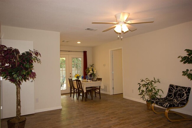 Building Photo - 4605 Button Bend Rd