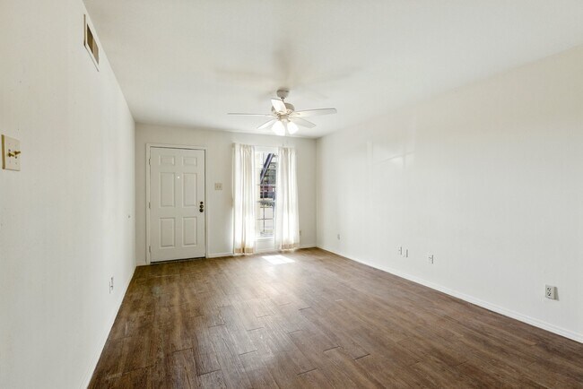 Foto del edificio - 9410 Edgebrook Dr