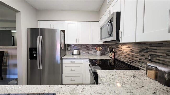 Building Photo - Spacious 2/2 in East Deerfield Beach! Grea...