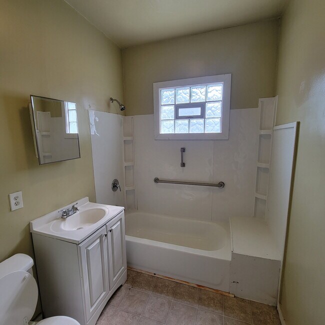 Foto del edificio - "Charming 3-Bed Oasis with Full Bath on East New York Street, Indianapolis!"