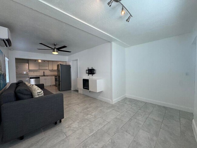 Building Photo - 1/1 Duplex in Daytona Beach Shores