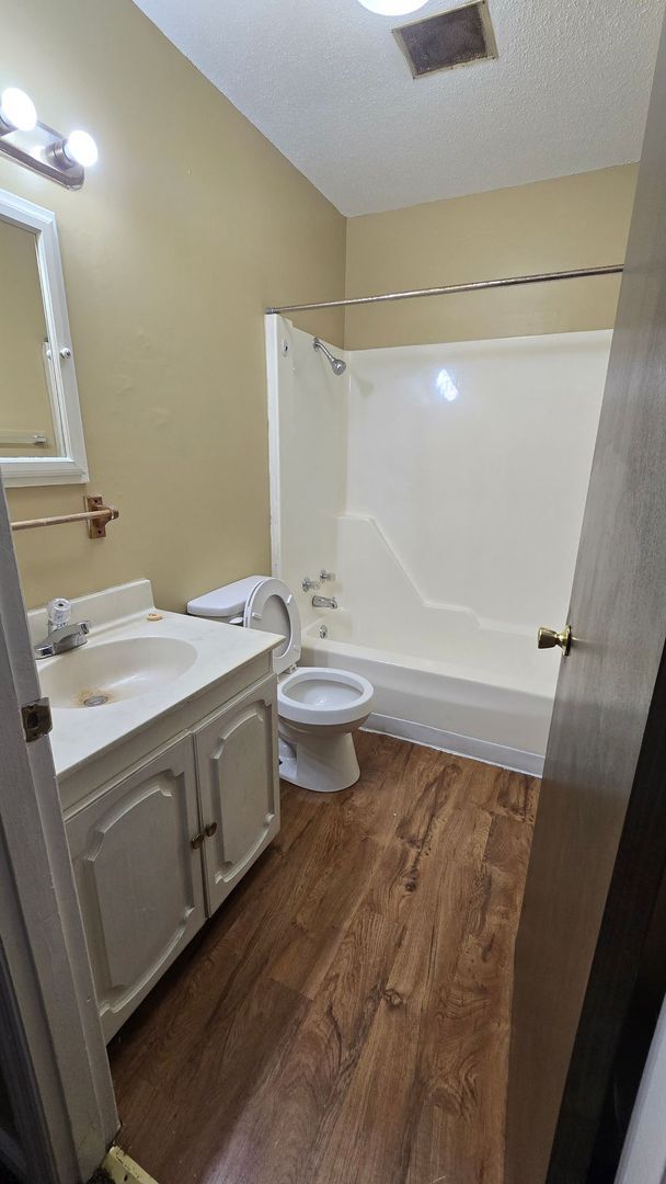 Foto del edificio - 102-108 S. Bradner Ave