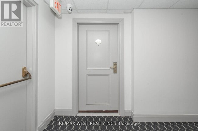 Building Photo - 2737 Keele St