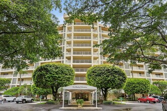 Building Photo - 3499 Oaks Way