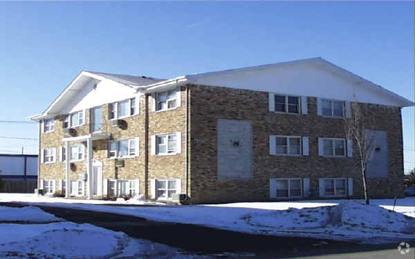 Primary Photo - 4301-4309 Lindenwood Dr