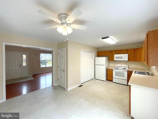 Building Photo - 494 Coster Rd