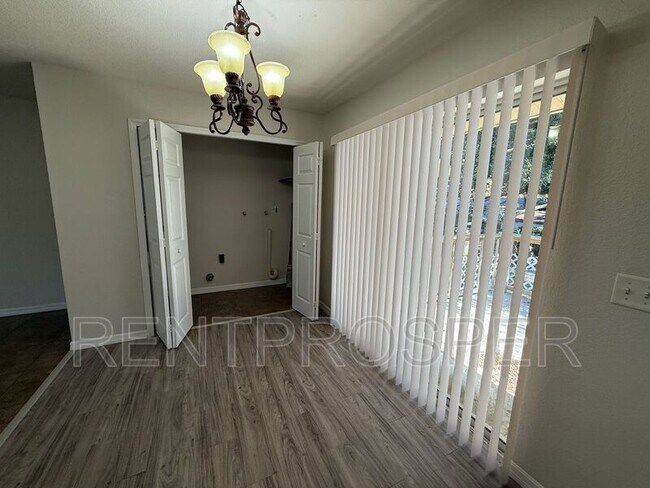 Foto del edificio - 2009 Lady Ave