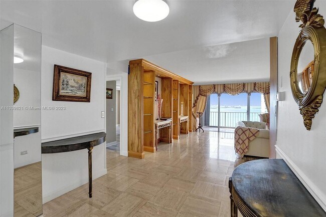 Foto del edificio - 1800 NE 114th St