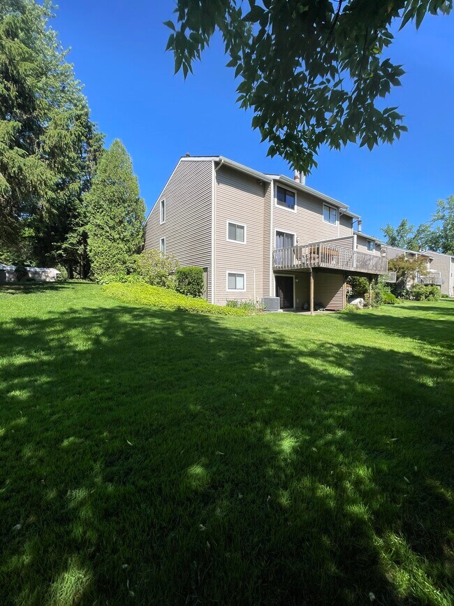 Foto del edificio - 594 Mountain Rd