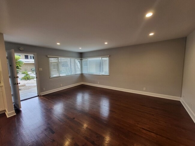Interior Photo - 3550 Park